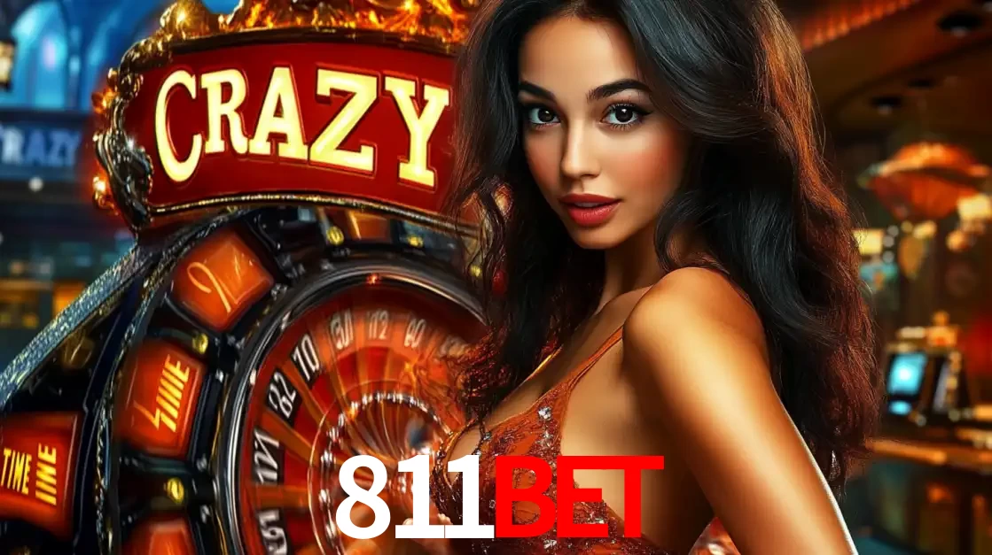 Mulher glamourosa olhando para a câmera com a roda vermelha do Crazy Time ao fundo em um ambiente de cassino, destacando a emoção dos jogos ao vivo no 811BET.